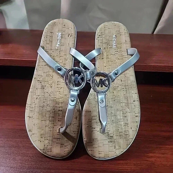 Michael Kors sandals. Size 9 - Picture 3 of 7